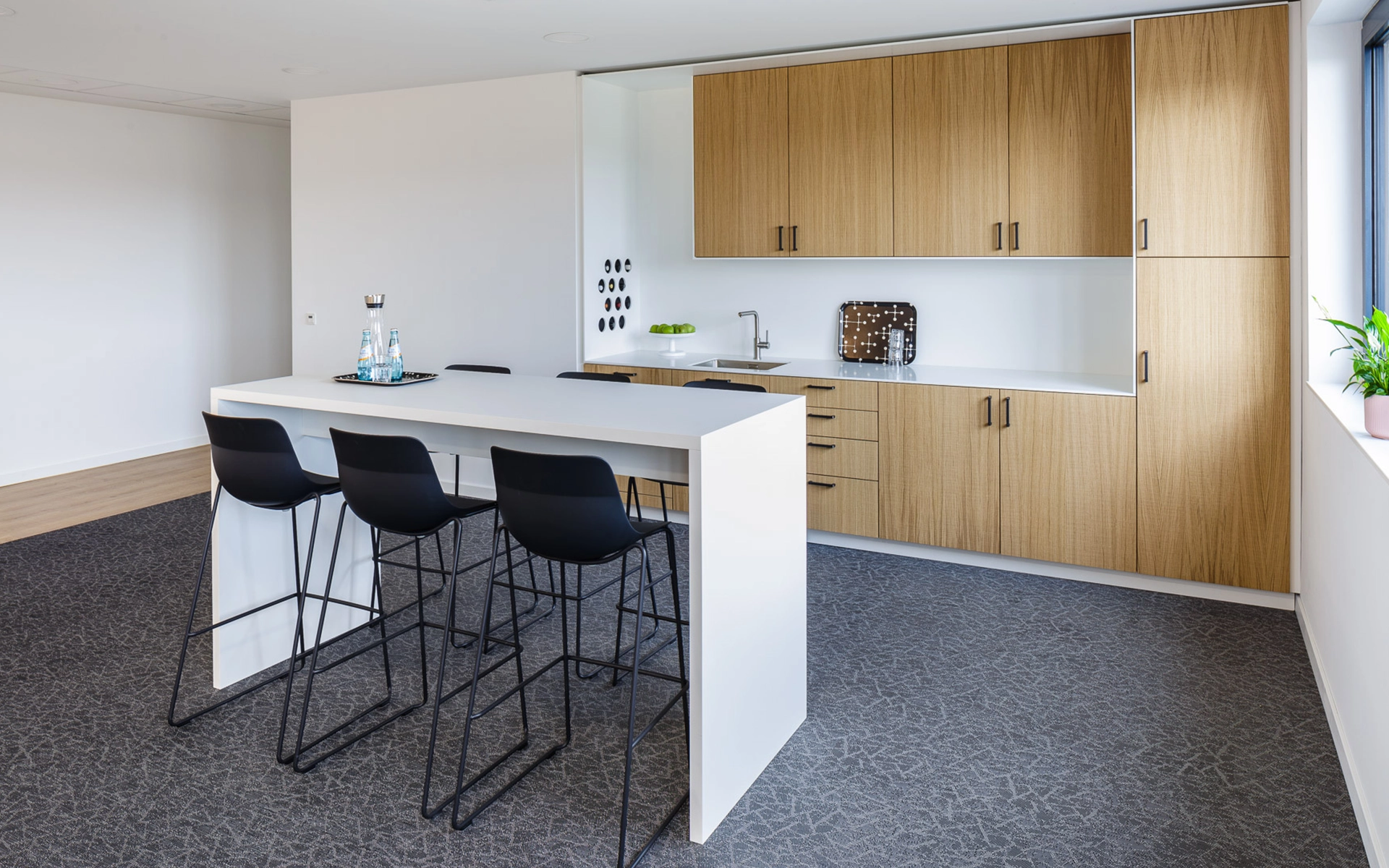 Küche Bürogebäude Küche mit Theke und Hochstühlen