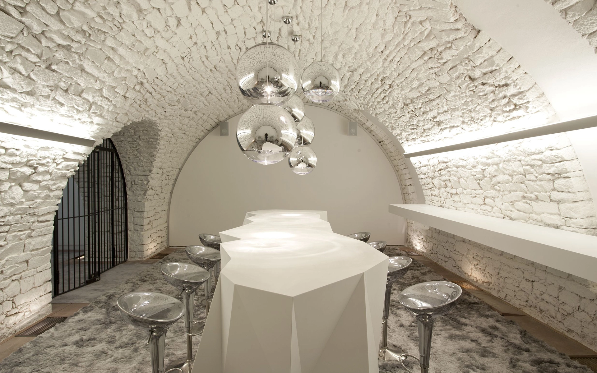 Theke weiße Theke mit Stühlen in Gewölbekeller
