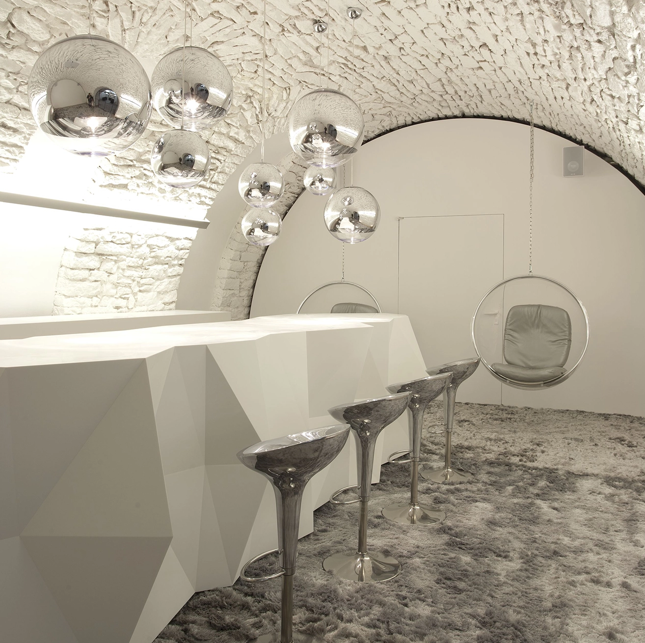 Theke weiße Theke mit Stühlen in Gewölbekeller