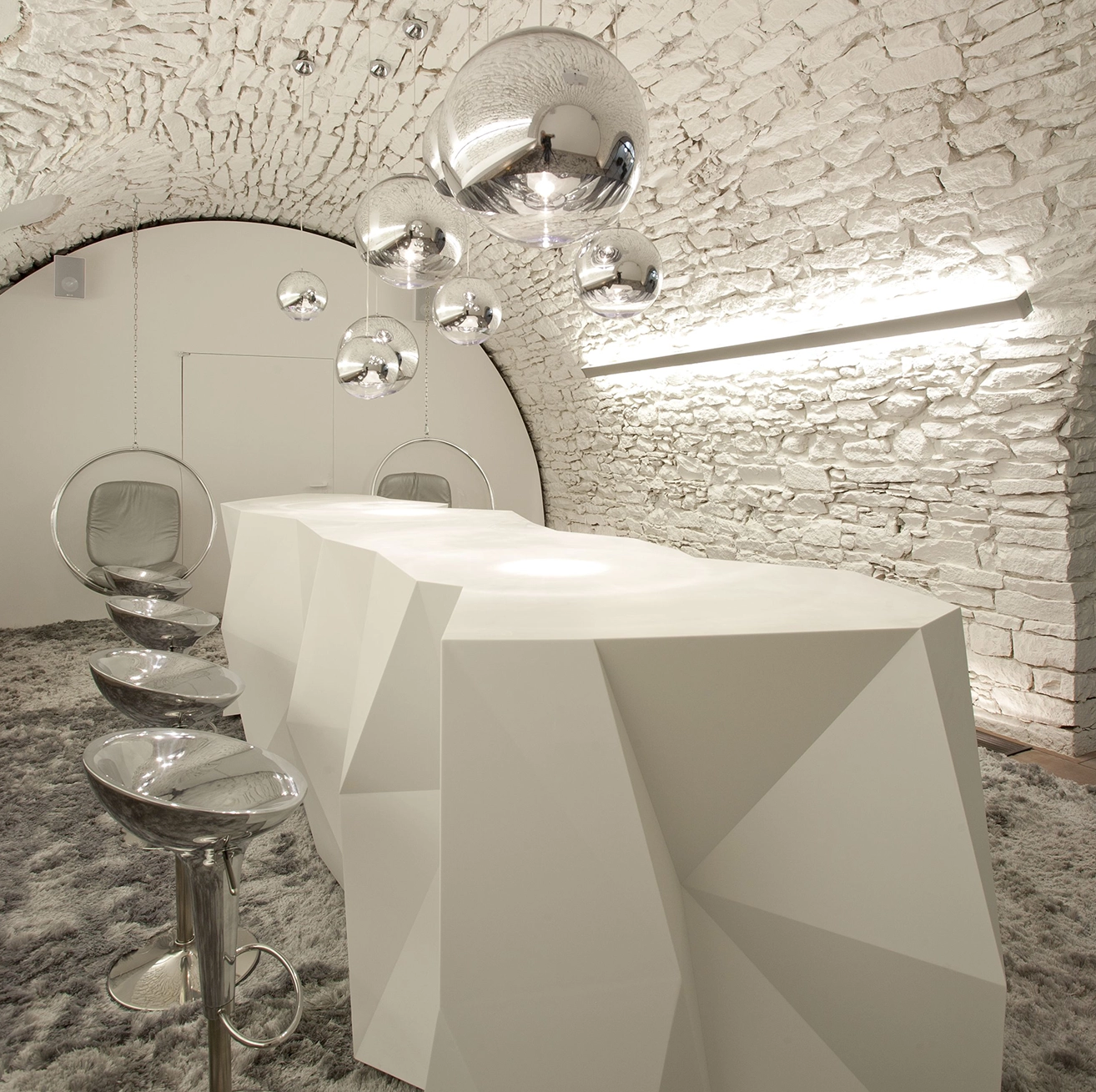Theke weiße Theke mit Stühlen in Gewölbekeller